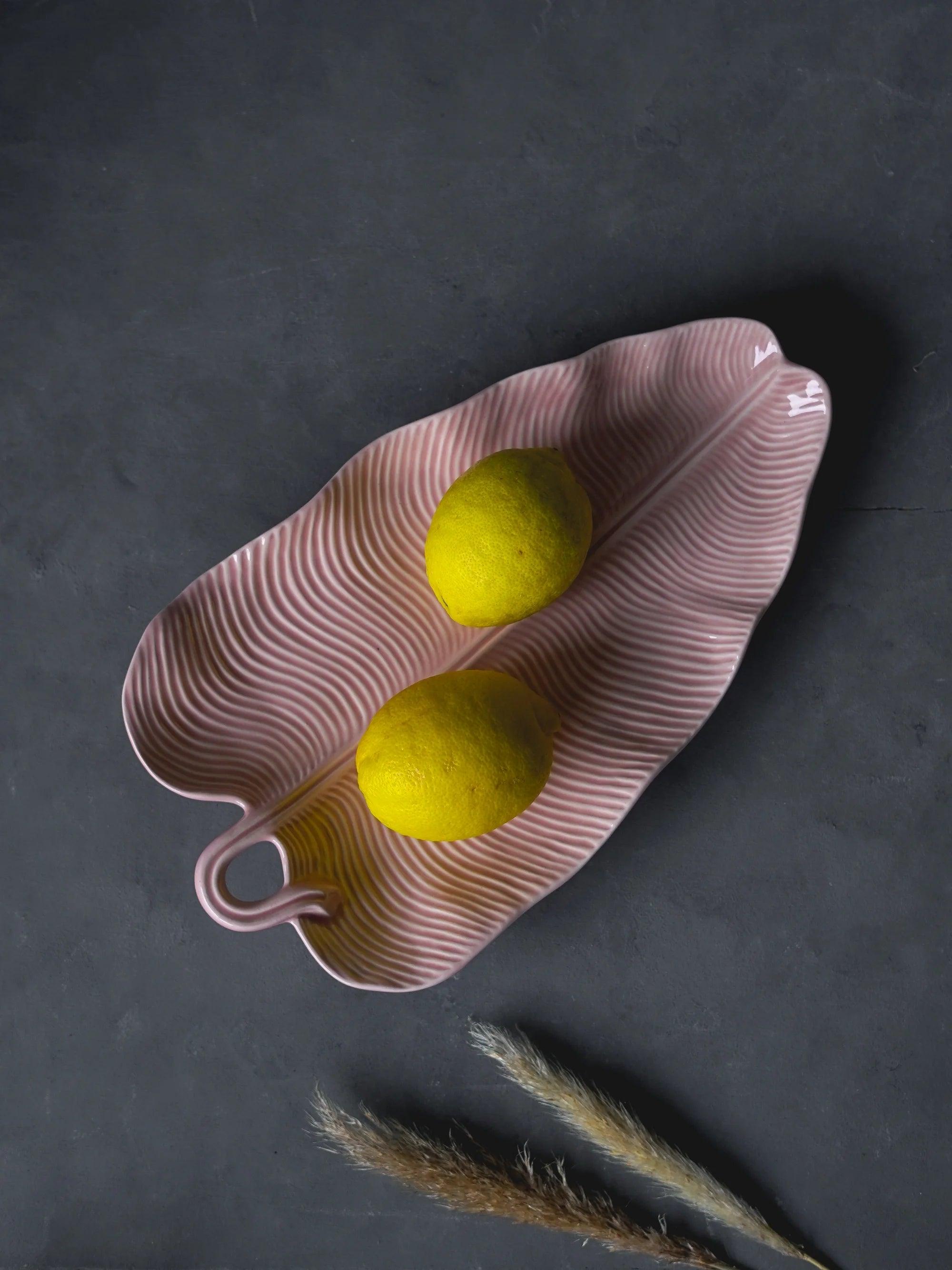 CerAmor Cerâmica Travessas de Servir - Travessa em cerâmica com a forma de folha de palmeira na cor rosa