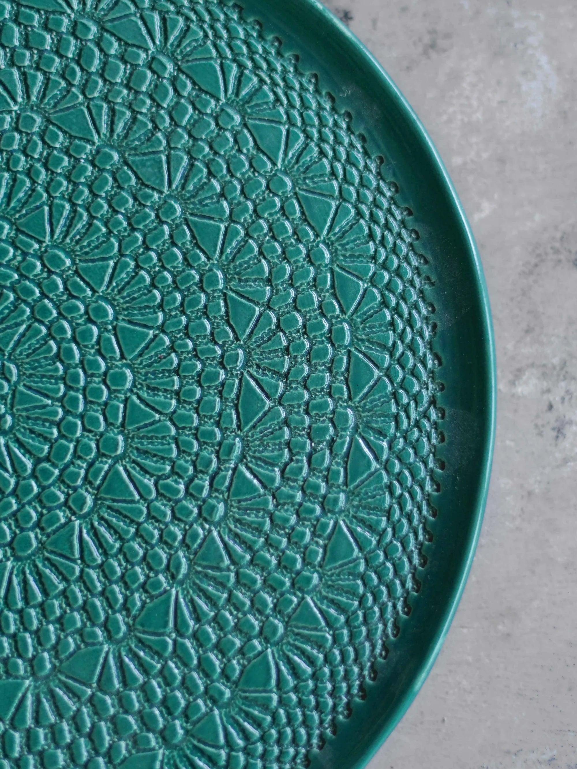 CerAmor Pratos Ceramica - Prato para bolo em cerâmica na cor azul petróleo com motivo croché